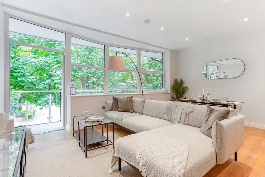 Room Furlong Road in Bourne End