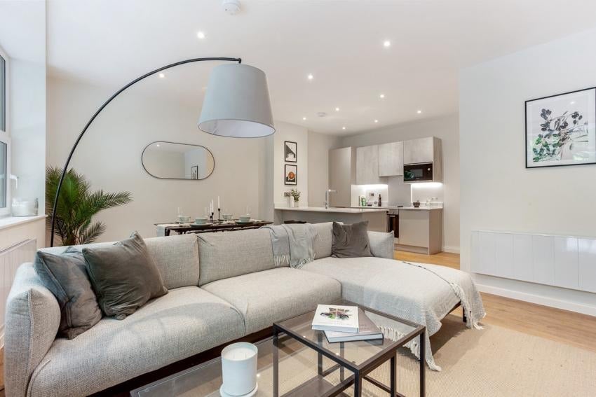 Room Furlong Road in Bourne End