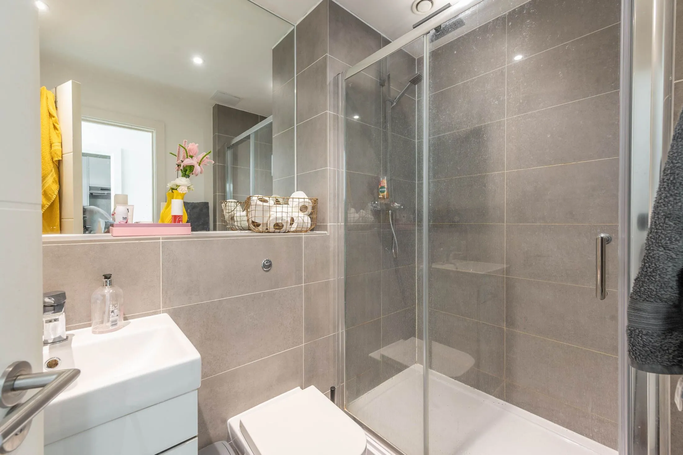 Flat Imperial Drive in Greater London