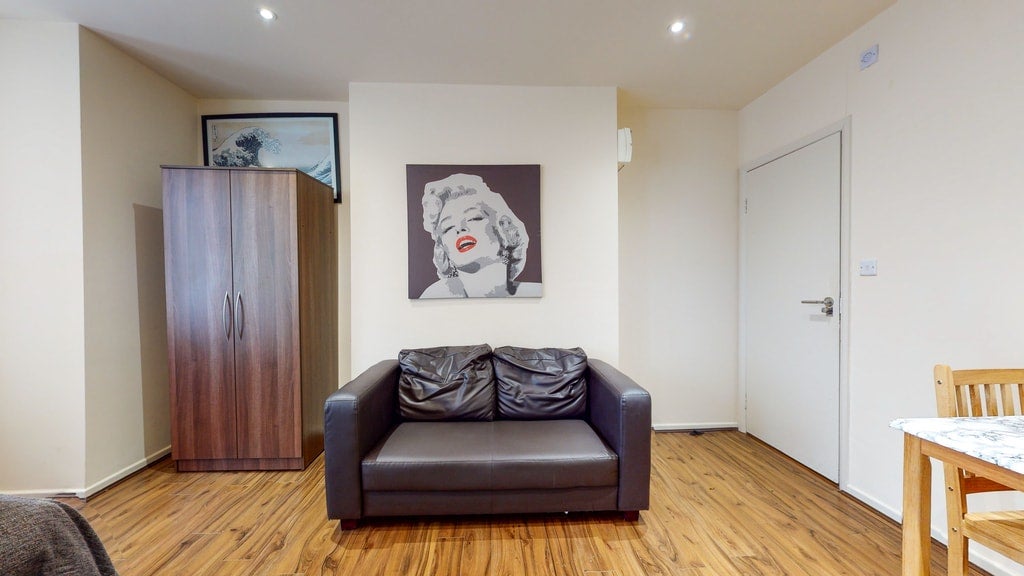 Flat Cranhurst Road in Greater London