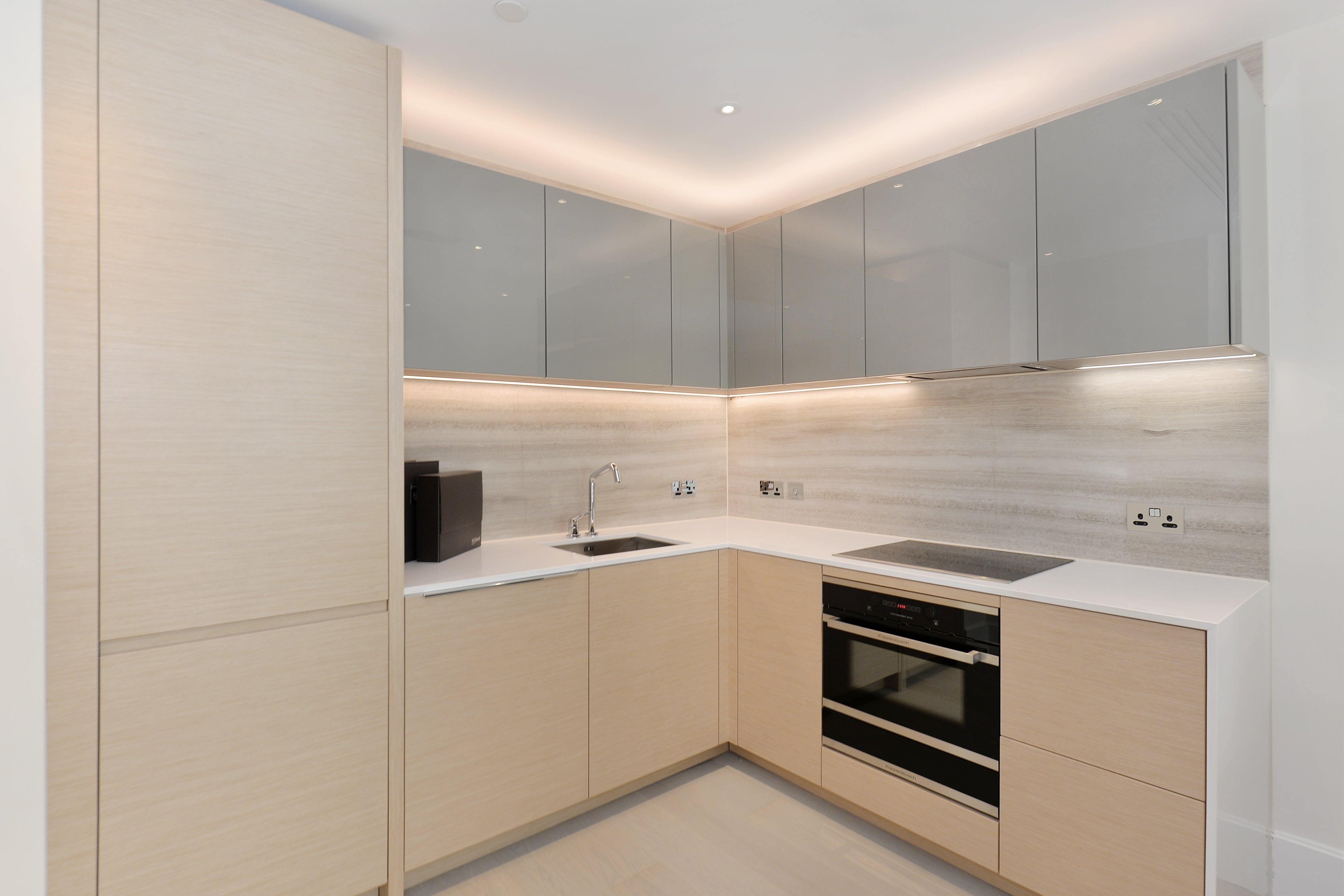 Flat Kensington High Street in Greater London