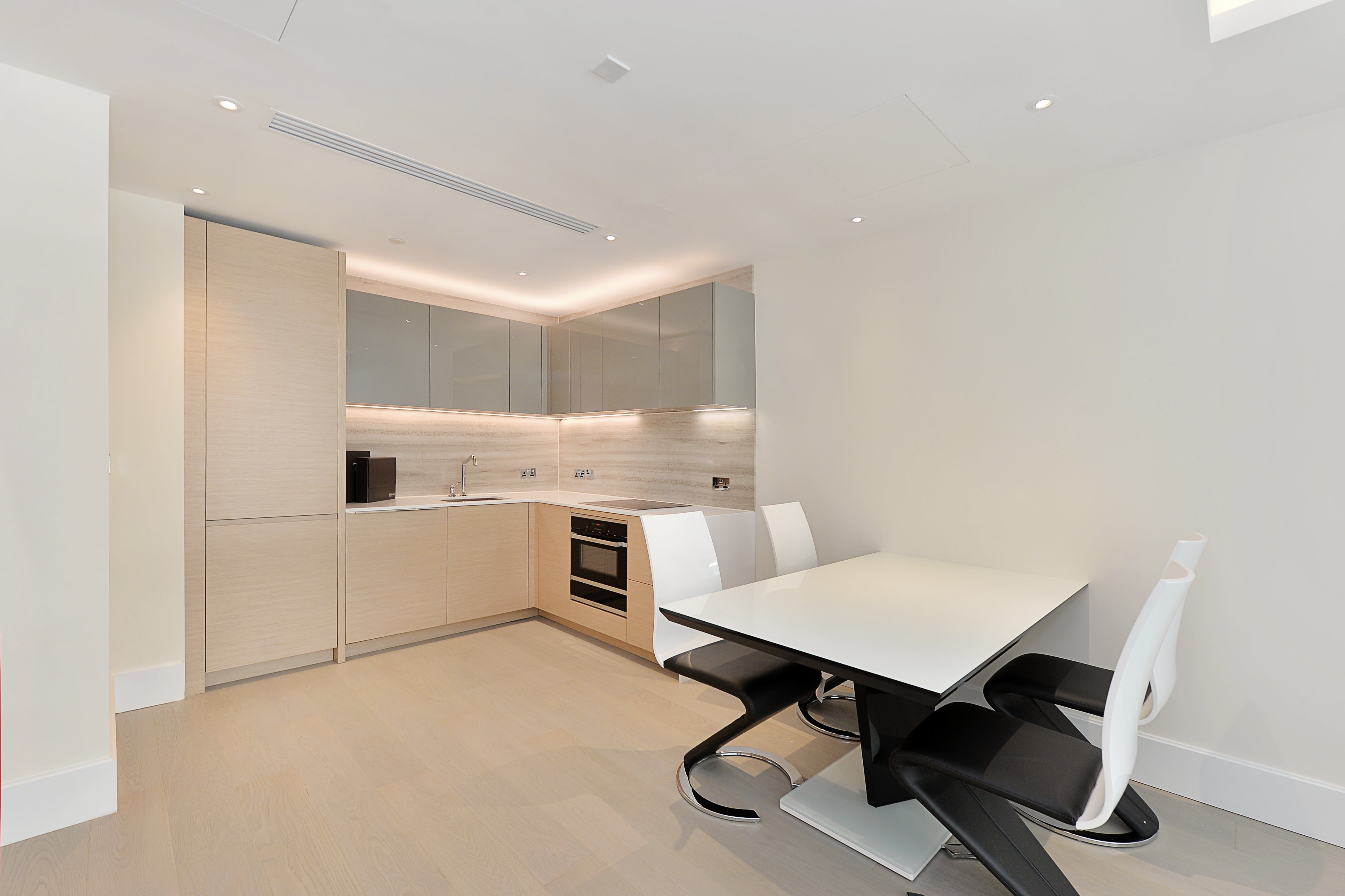 Flat Kensington High Street in Greater London