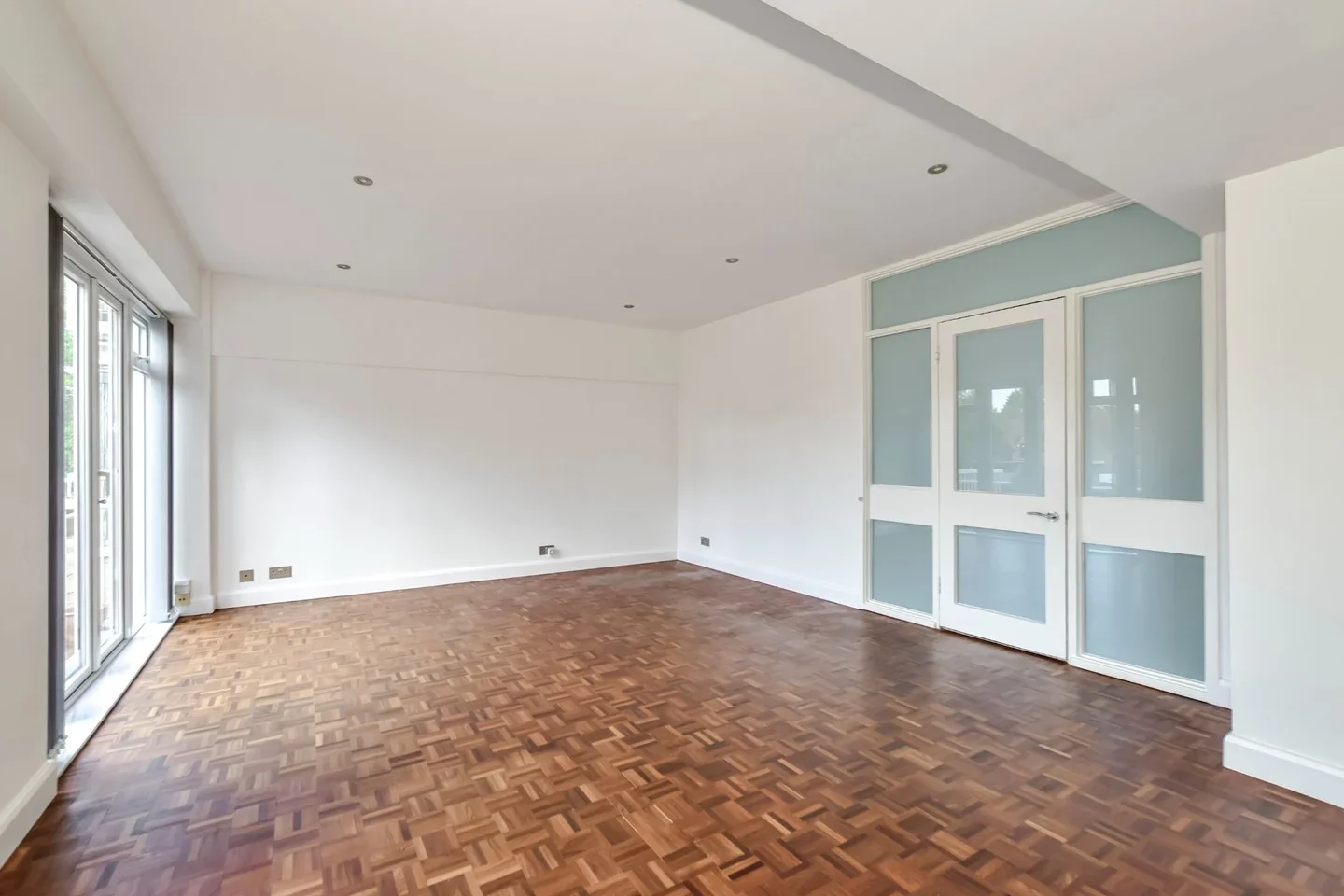 Flat Gregories Road in Beaconsfield