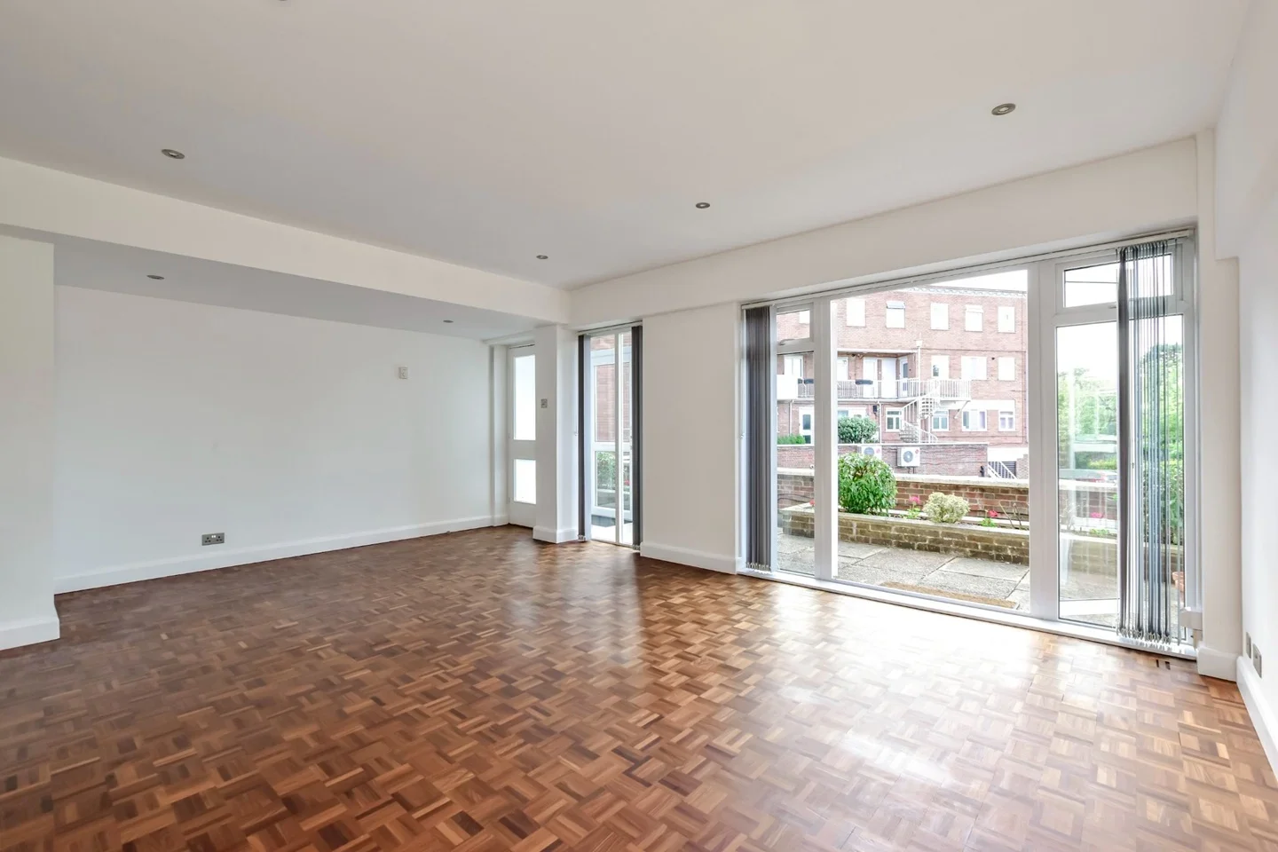 Flat Gregories Road in Beaconsfield