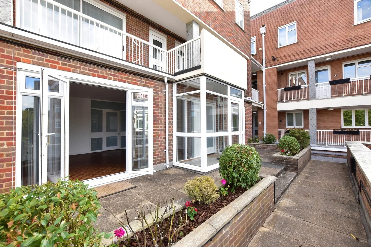 Flat Gregories Road in Beaconsfield