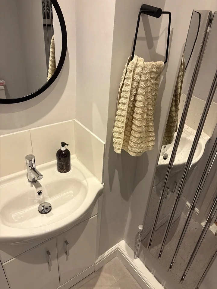 Room Clifton Close in Borough of Runnymede