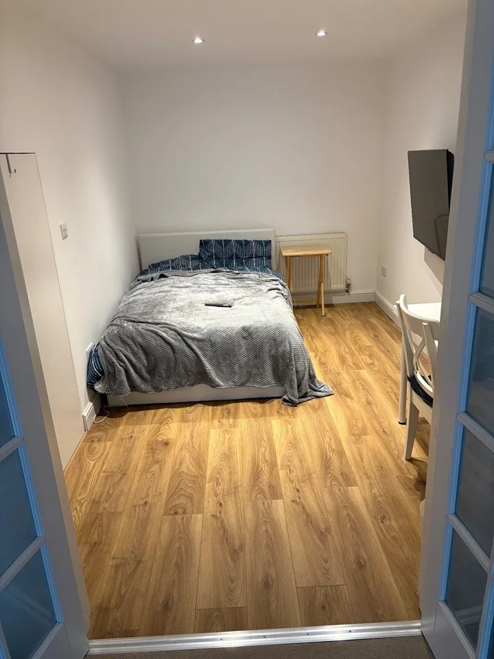 Room Clifton Close in Borough of Runnymede