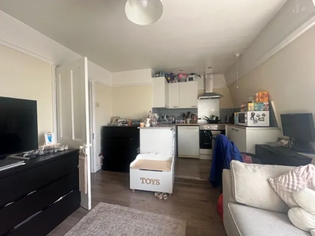 Flat Greaves Road in High Wycombe Community Board