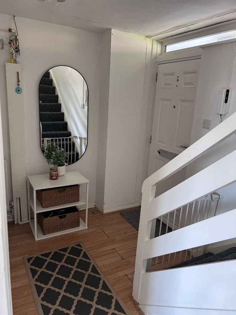 Flat East Crescent in Greater London