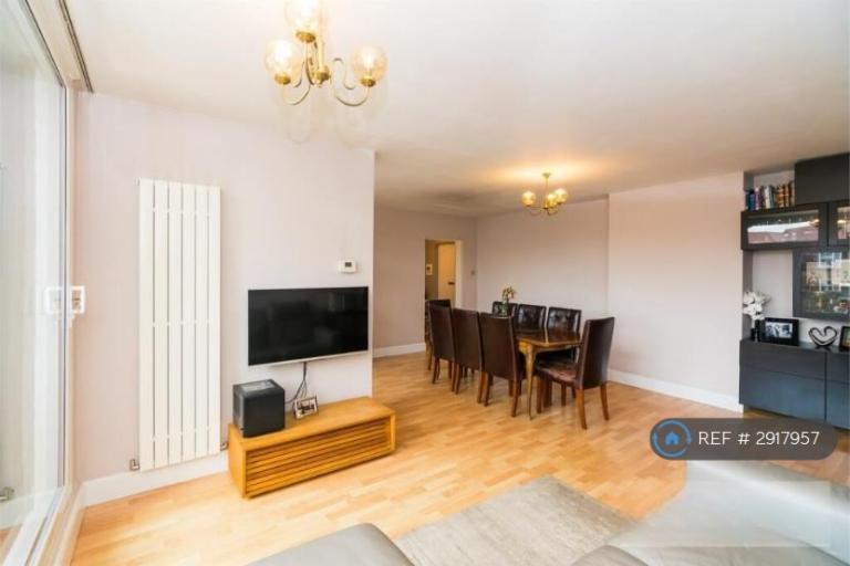 Flat Ashley Lane in Greater London