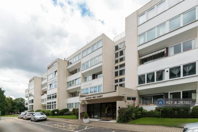 Flat Ashley Lane in Greater London