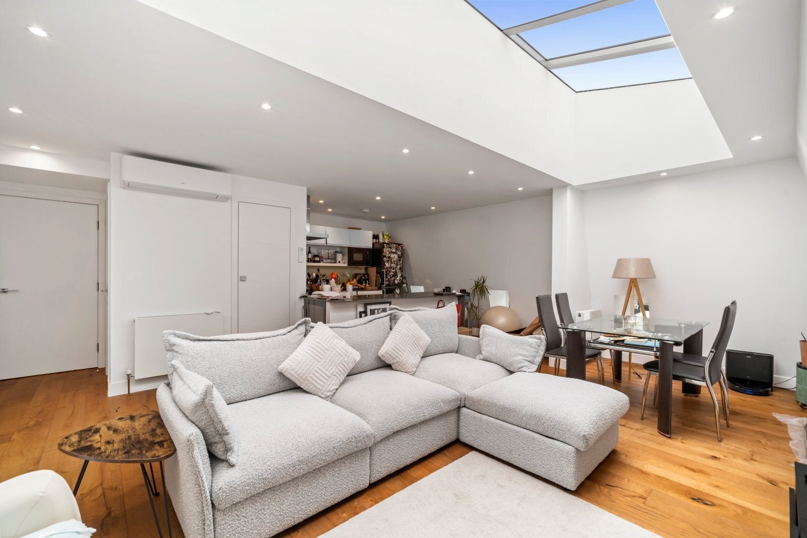 Flat Broughton Road in Greater London