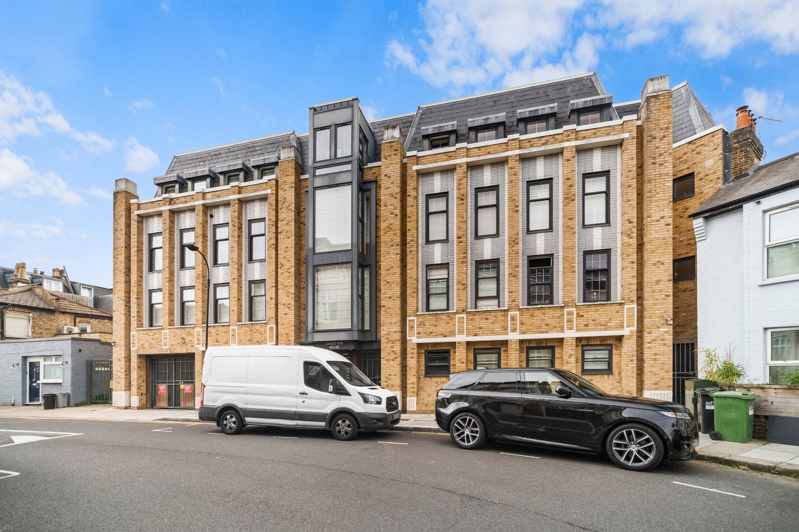 Flat Broughton Road in Greater London