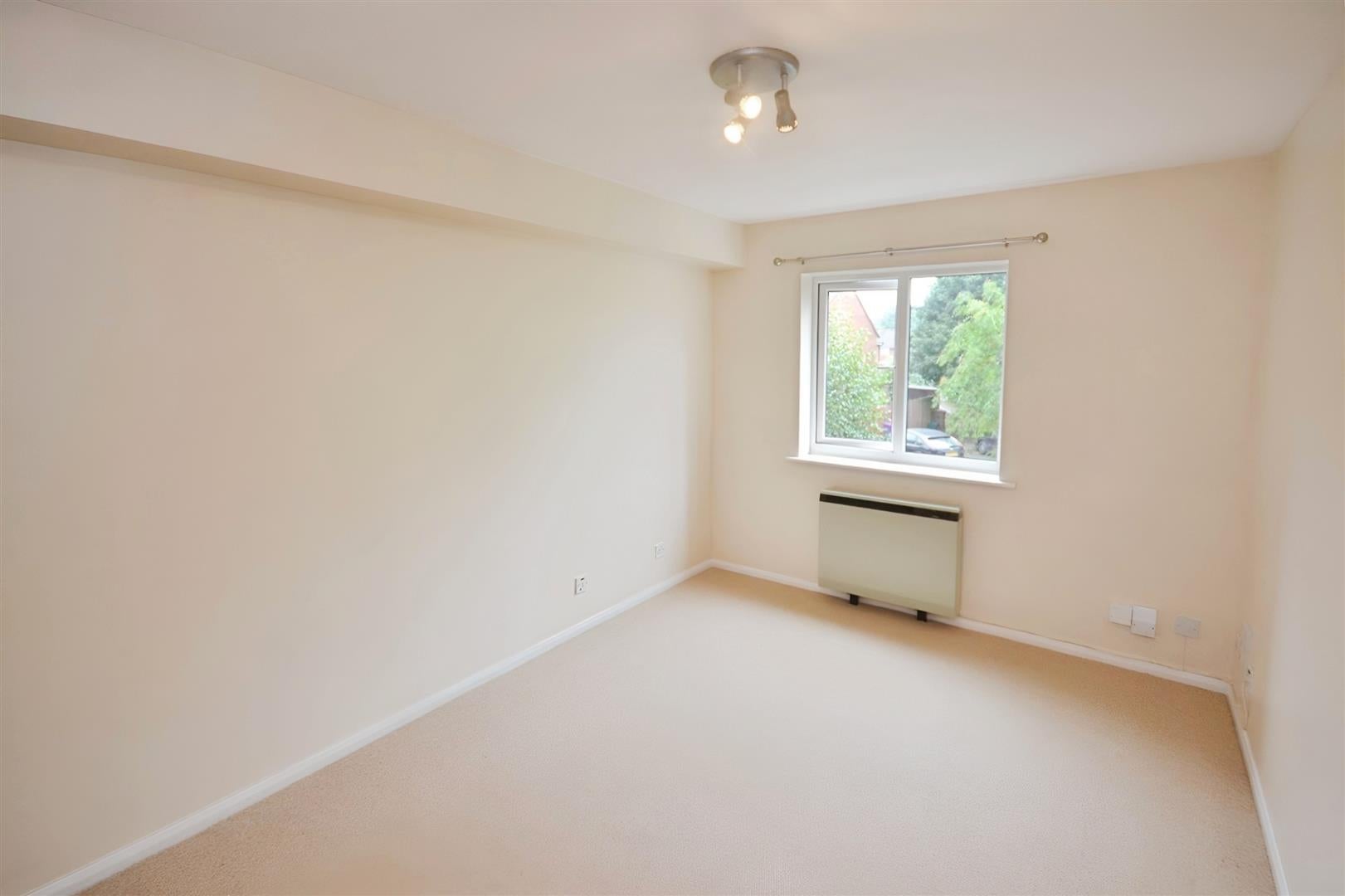 Flat Millstream Close in North Hertfordshire