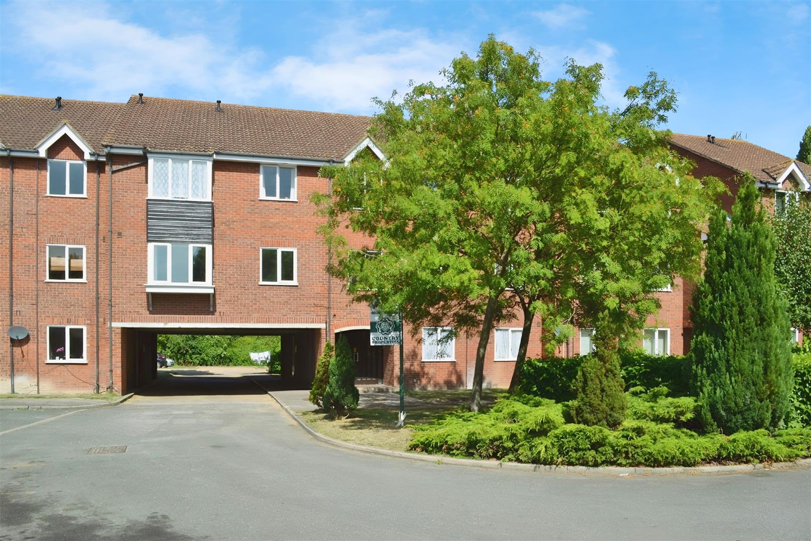 Flat Millstream Close in North Hertfordshire