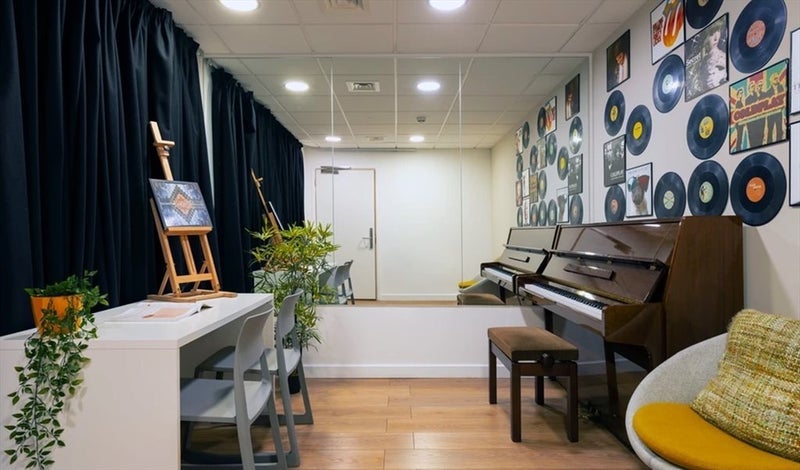 Room Leman Street in Greater London