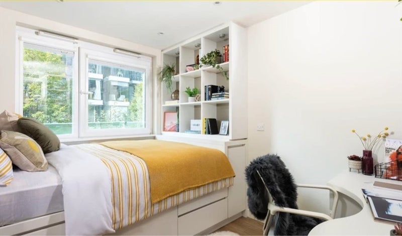 Room Leman Street in Greater London