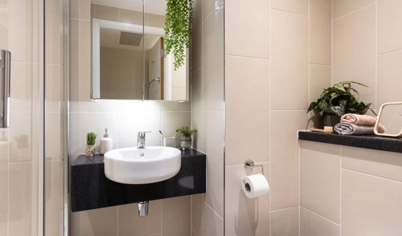 Room Leman Street in Greater London