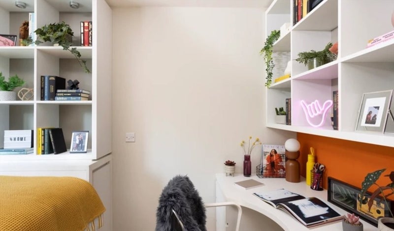 Room Leman Street in Greater London