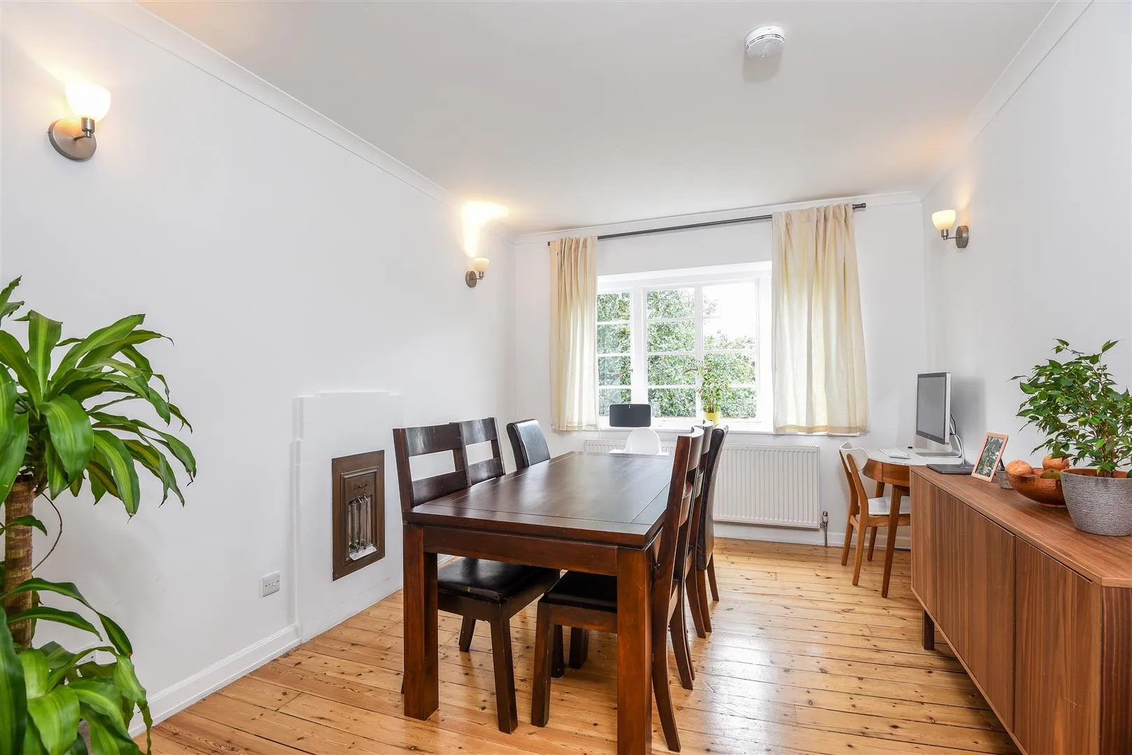 Flat Roehampton Close in Greater London