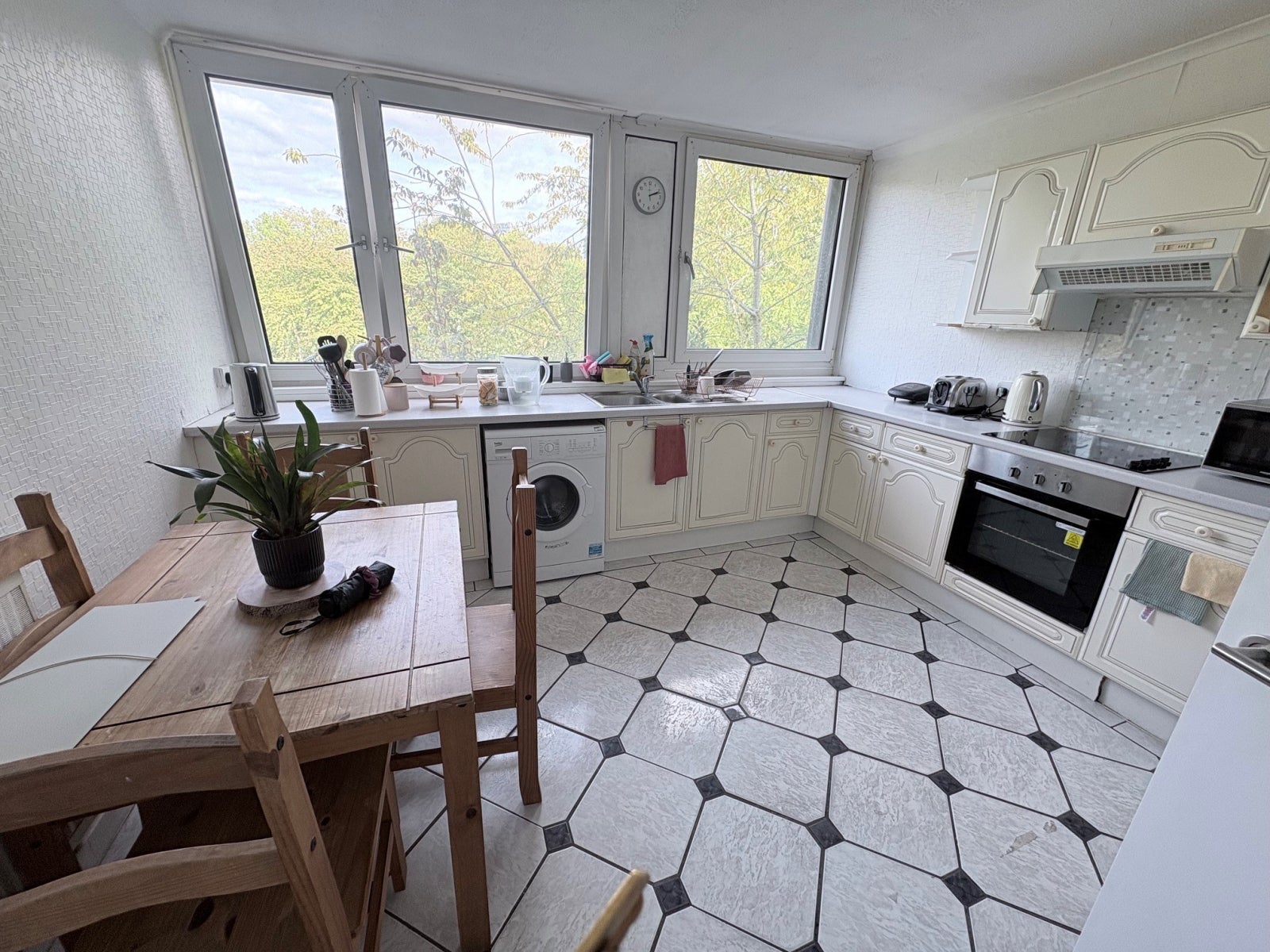 Flat Tawny Way in Greater London