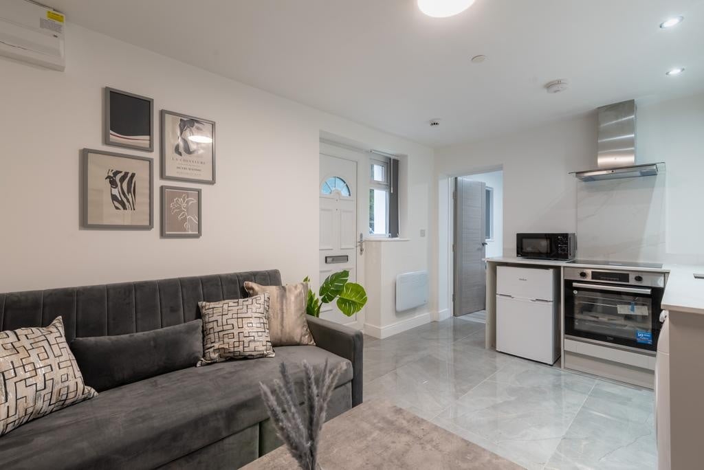 Flat Fairoak Road in Cardiff