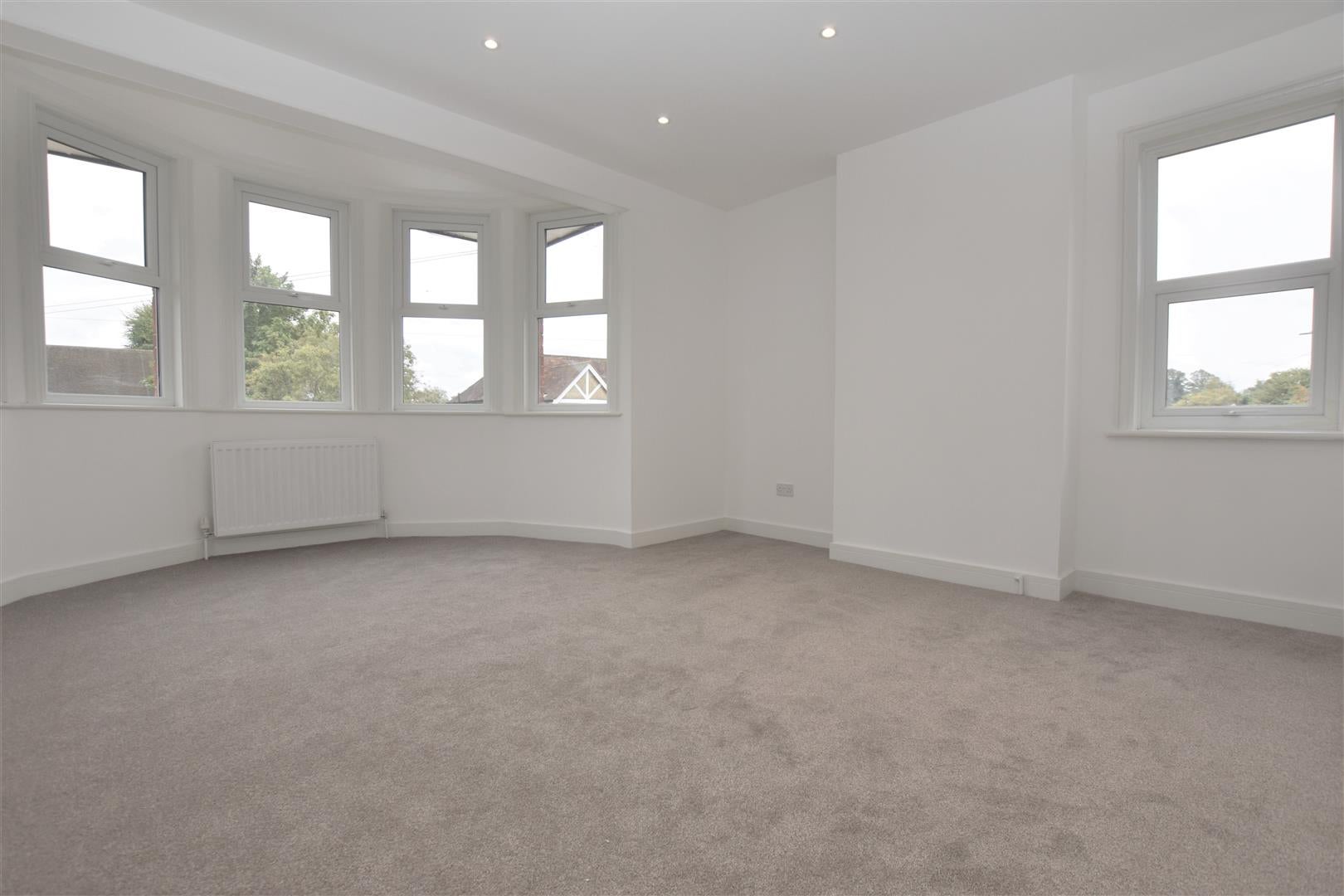 Flat Woodcote Road in Reading