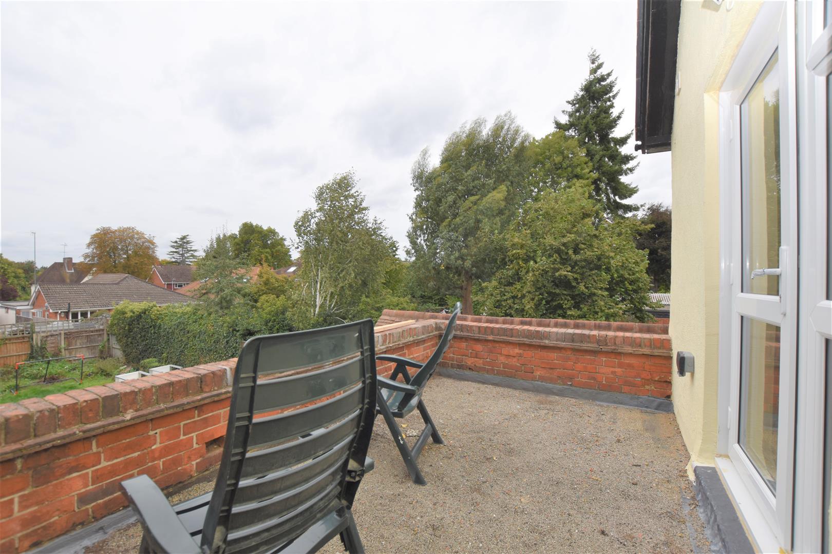 Flat Woodcote Road in Reading