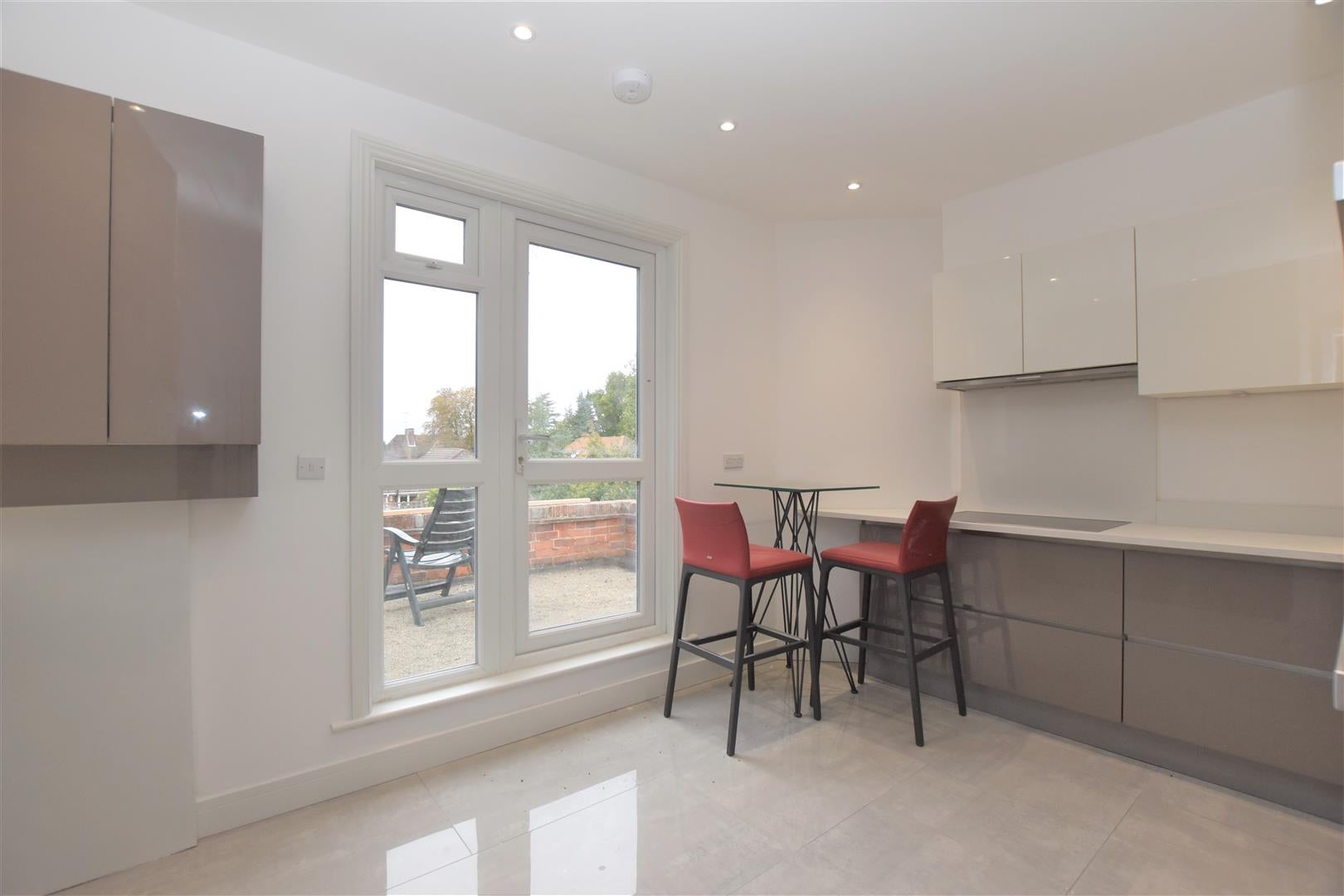 Flat Woodcote Road in Reading