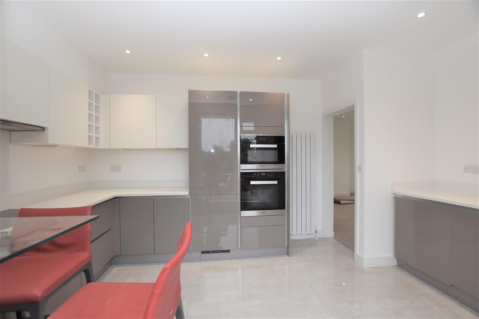 Flat Woodcote Road in Reading