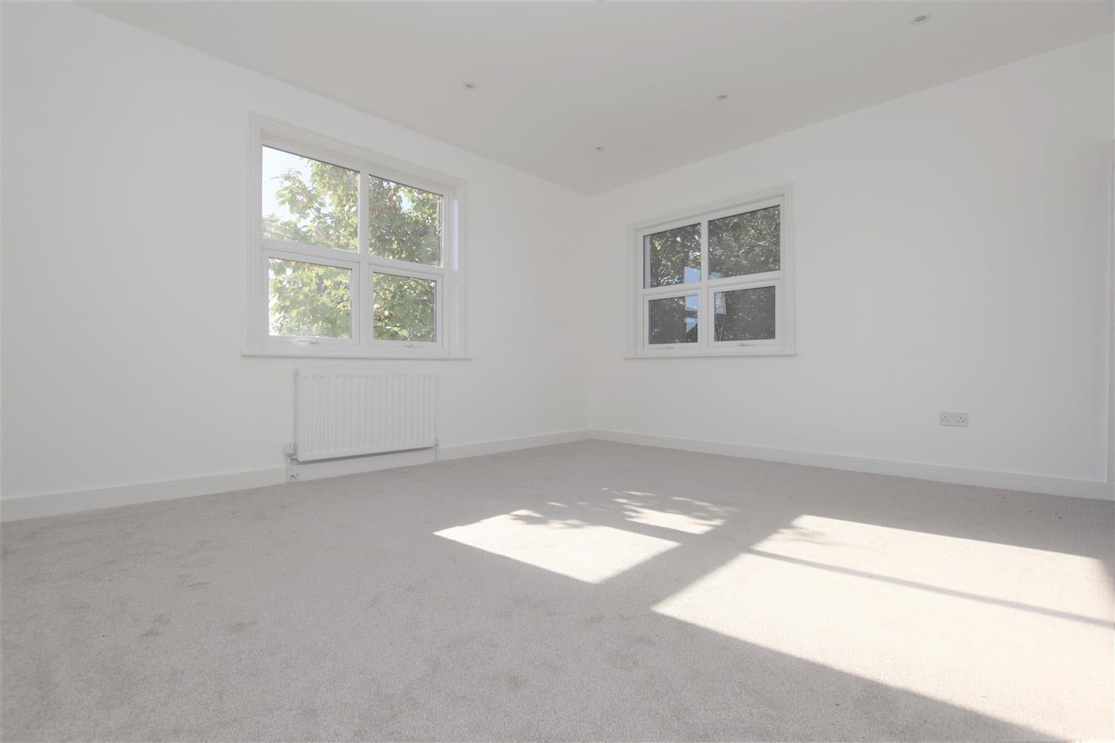 Flat Woodcote Road in Reading
