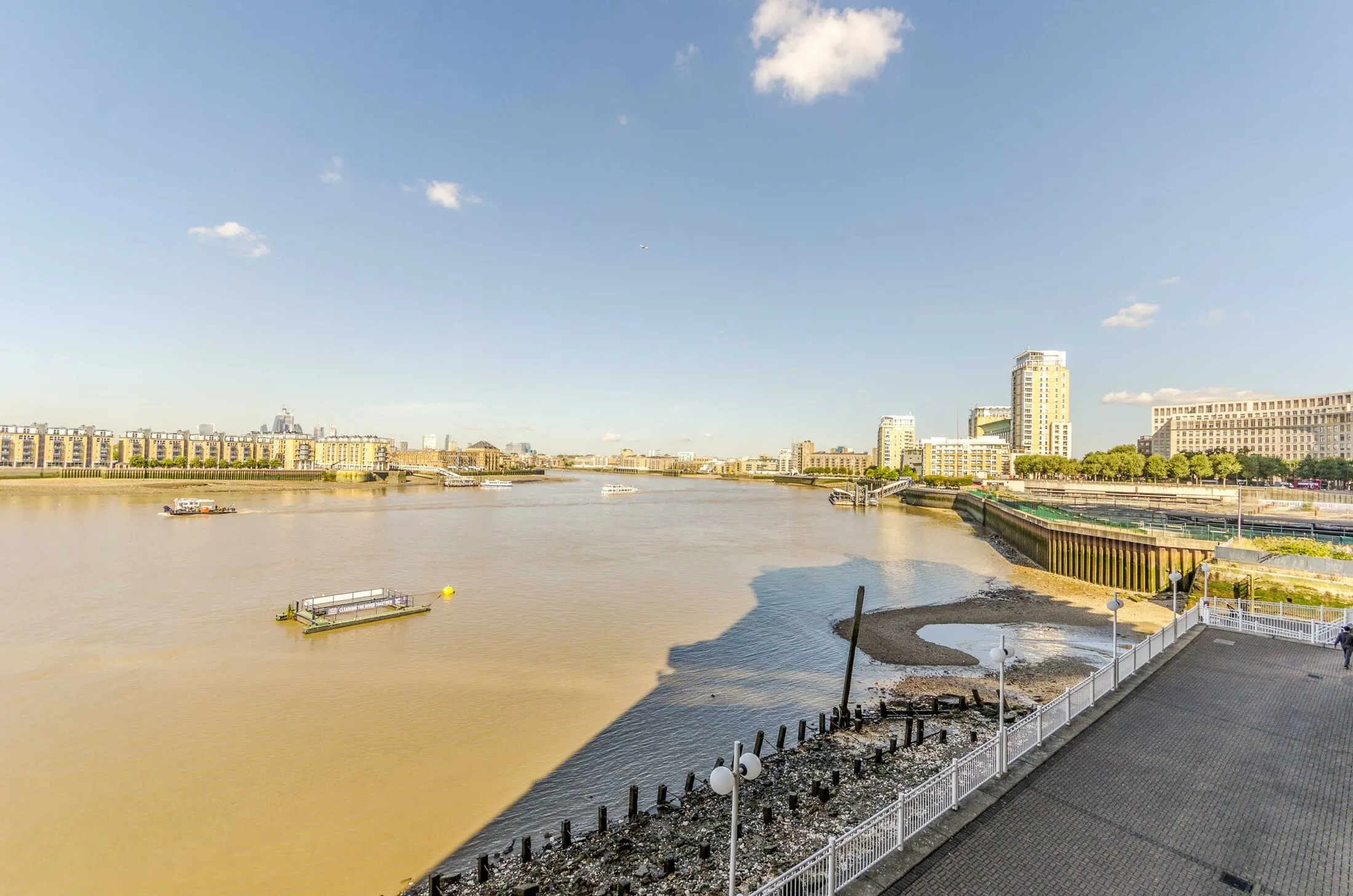 Flat Westferry Road in Greater London