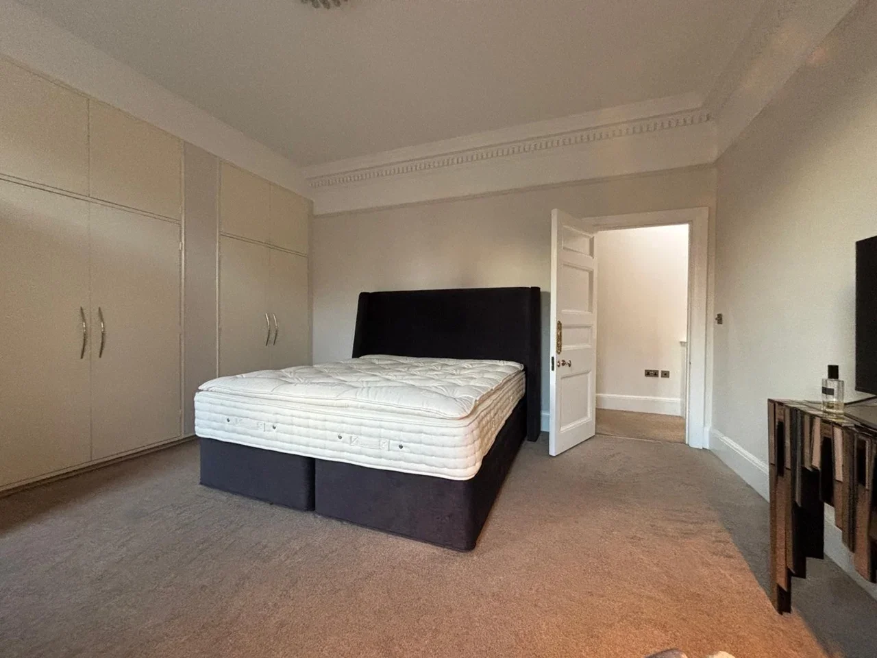 Room Finchley Road in Greater London