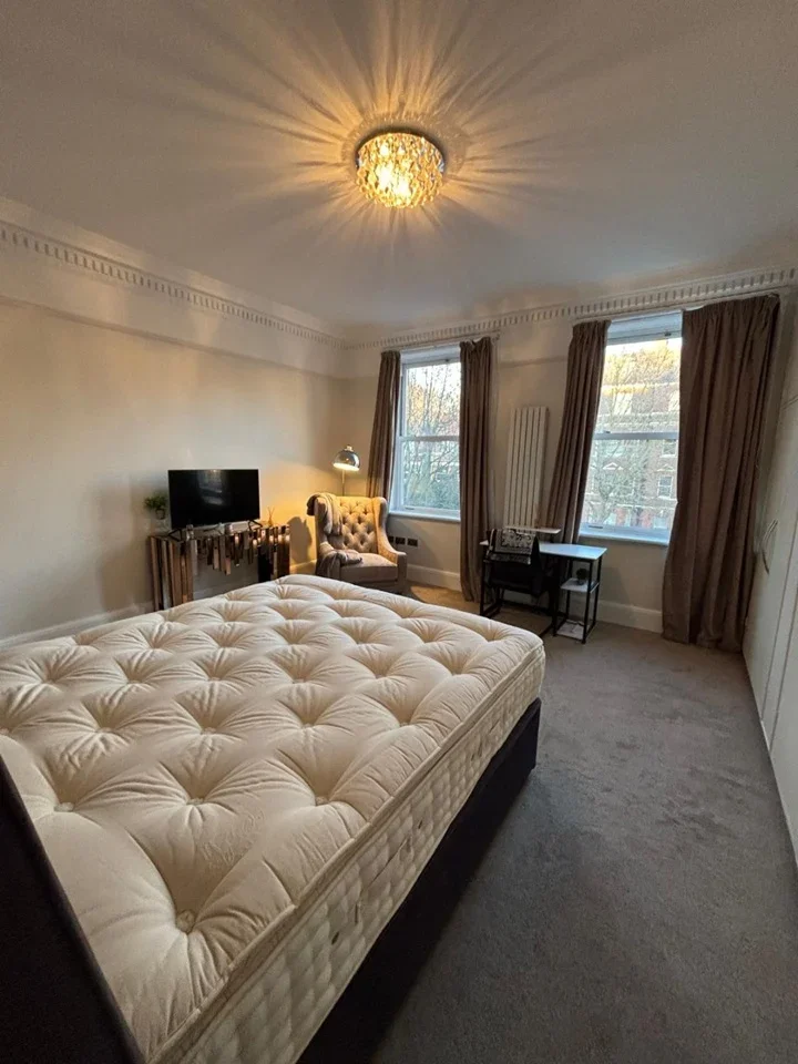 Room Finchley Road in Greater London