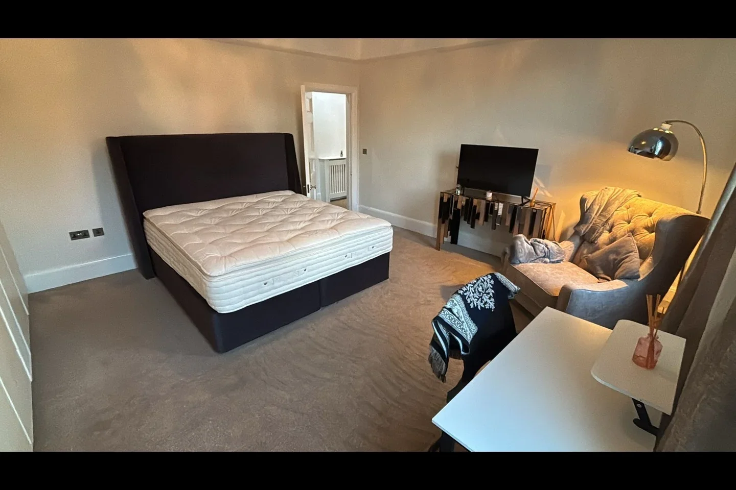 Room Finchley Road in Greater London