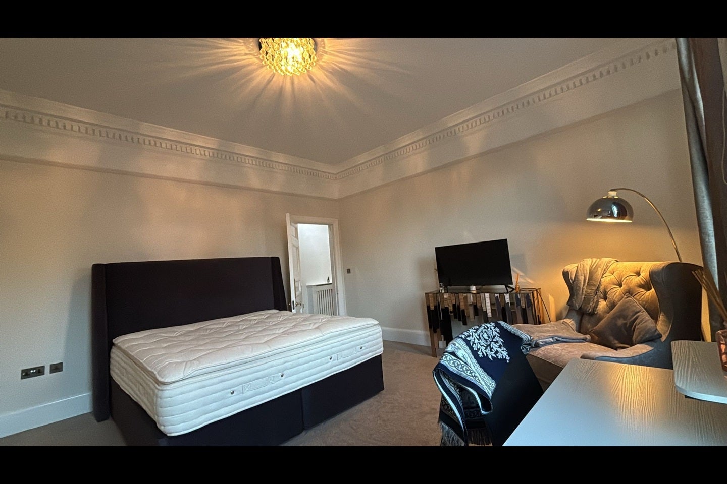 Room Finchley Road in Greater London