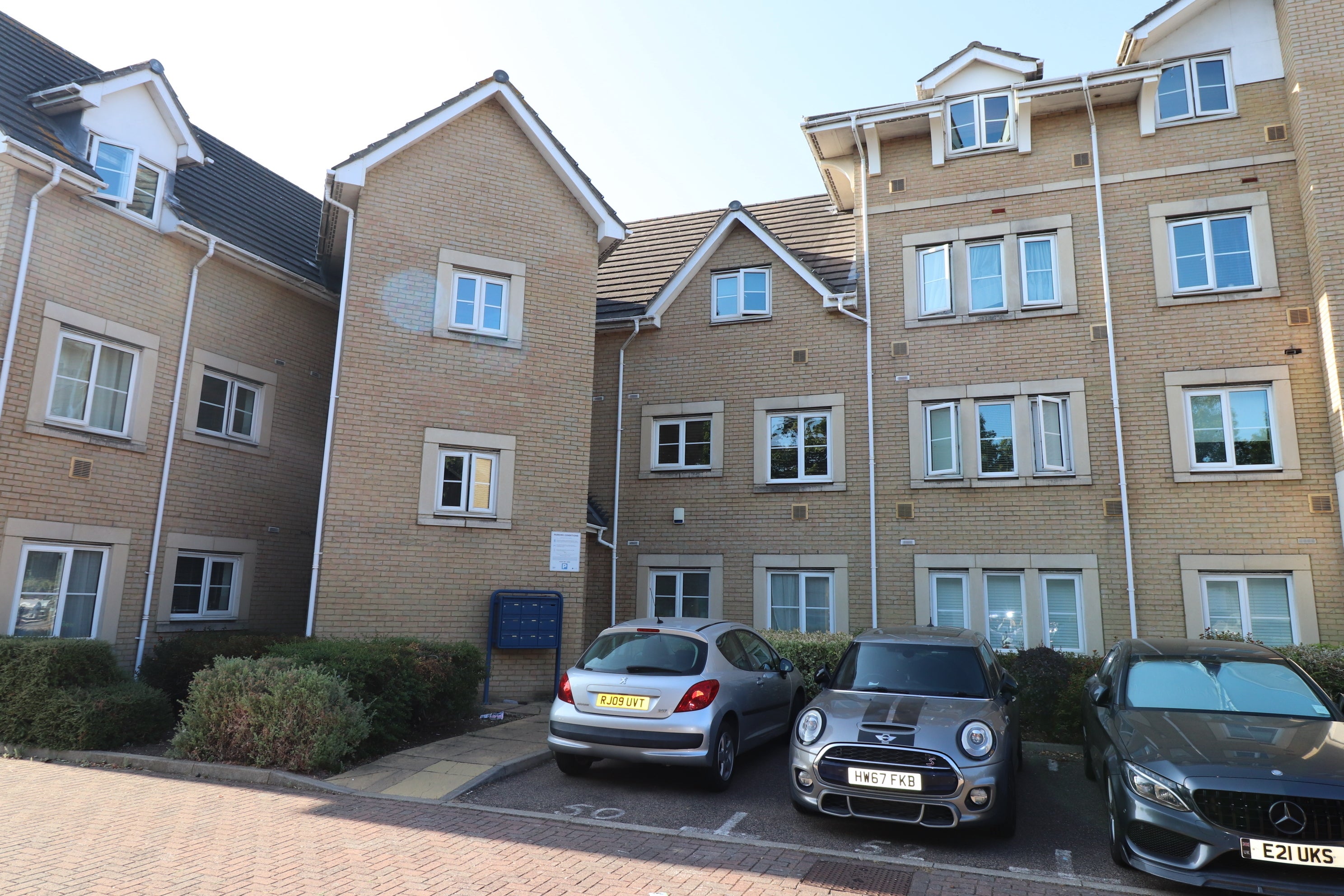 Flat Walnut Close in Basildon