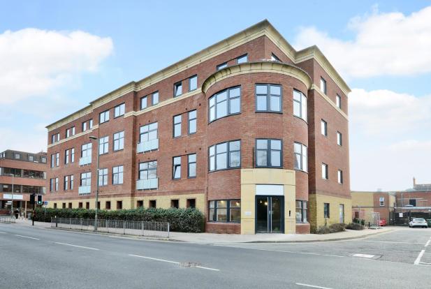 Flat Knoll Road in Surrey Heath