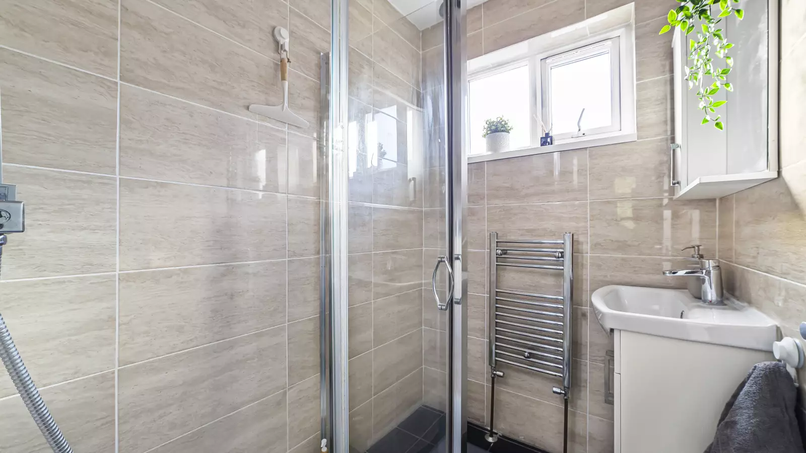 Flat Pownall Road in Greater London