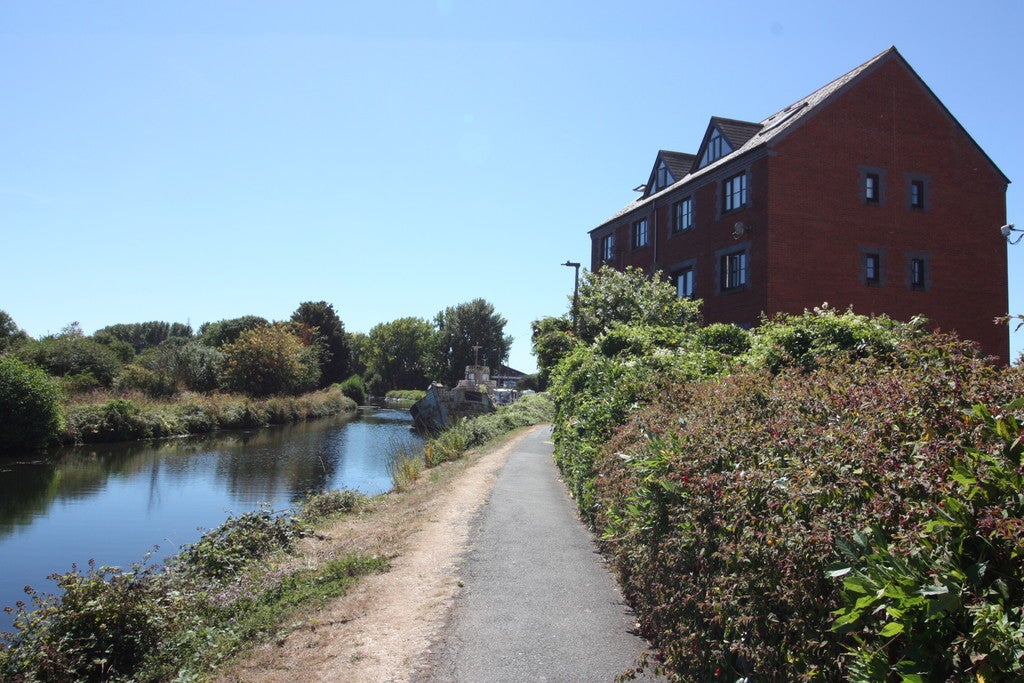 Flat Marsh Green Road East in Exeter