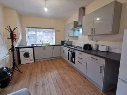 Room Bacheler Street in Hull