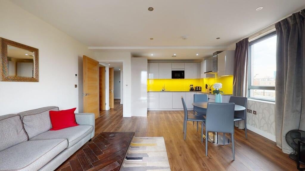 Flat Fairclough Street in Greater London