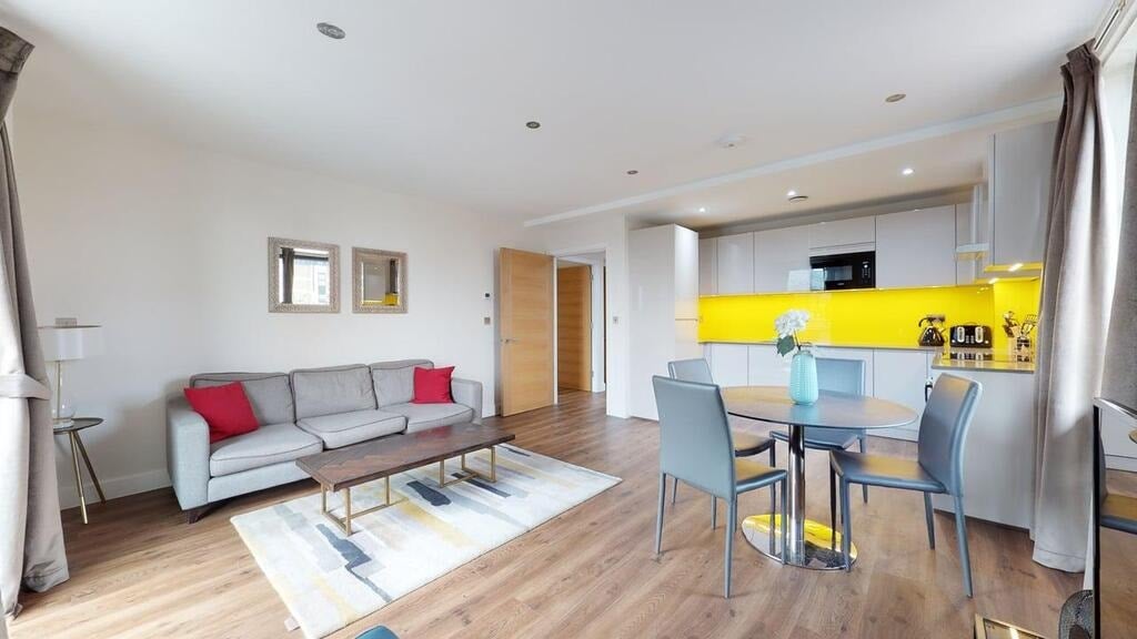 Flat Fairclough Street in Greater London