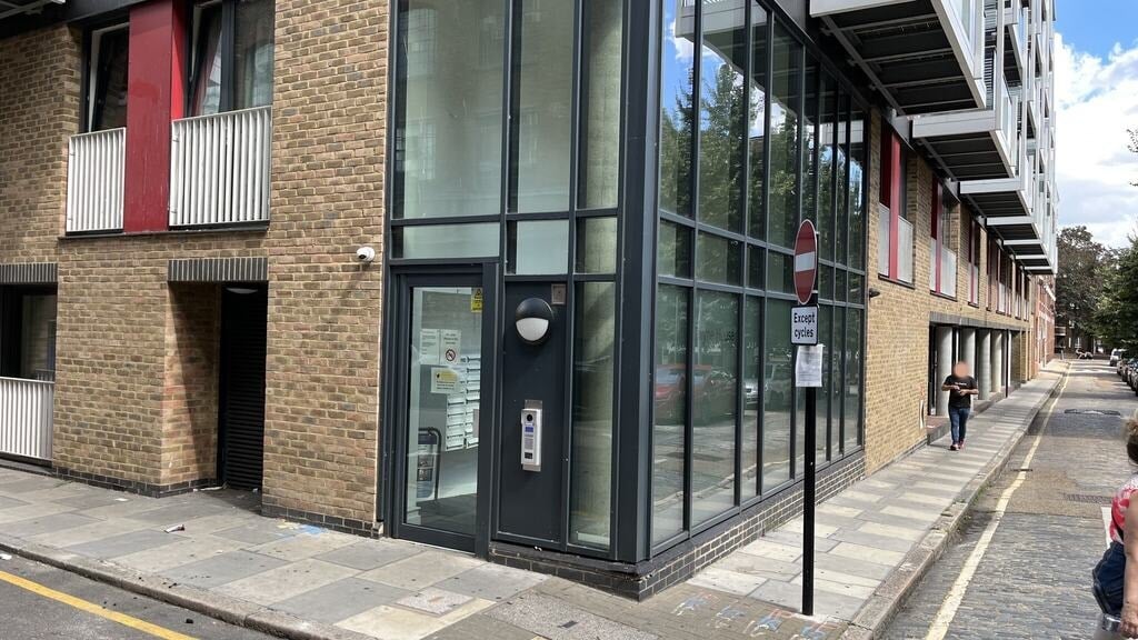 Flat Fairclough Street in Greater London
