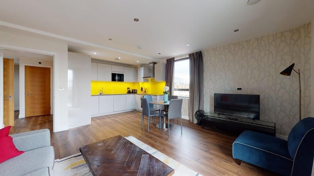 Flat Fairclough Street in Greater London