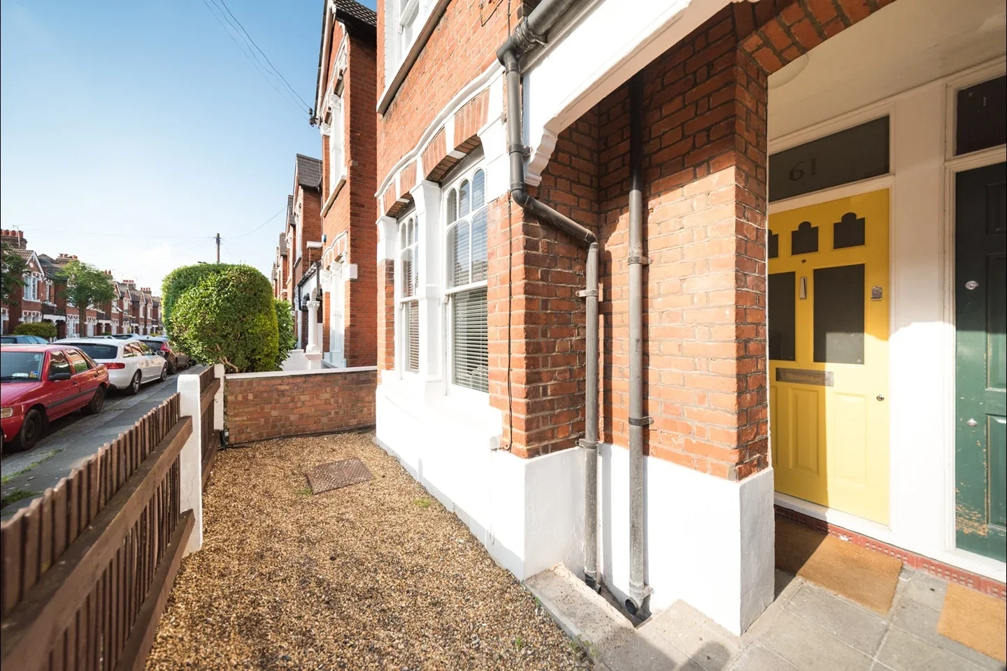Flat Ormiston Grove in Greater London