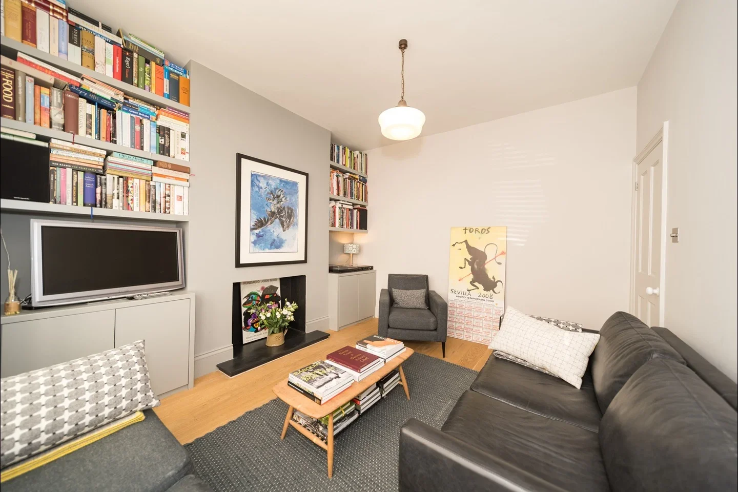 Flat Ormiston Grove in Greater London