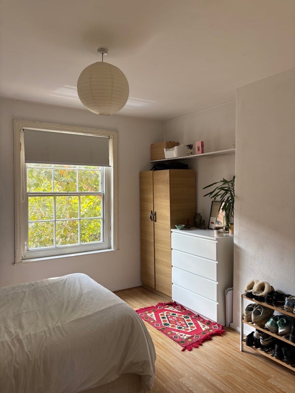 Room Calvert Avenue in Greater London