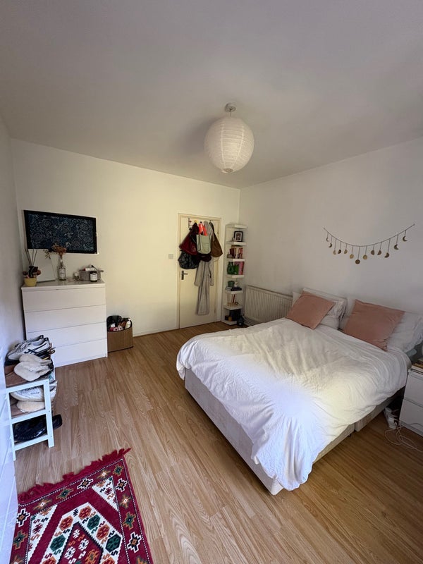 Room Calvert Avenue in Greater London