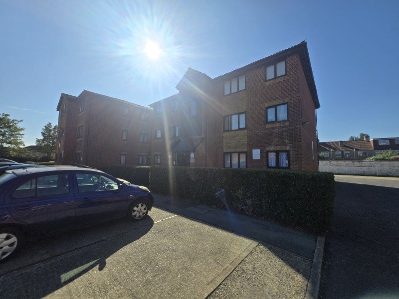 Flat Tudor Road in Greater London